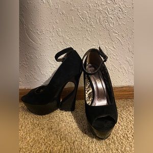 selling these cute black heels!! Look at the heels!! So cute! Lol